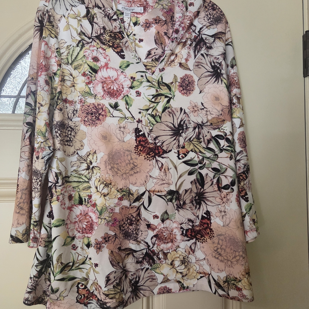 Chico's Floral V-Neck Swing Top in Blush Multi